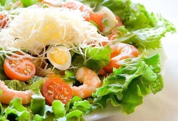 Salat mit Garnelen und Tomaten - Gerichte für Feiertage und Wochentage