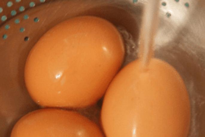 깨지지 않고 삶은 계란을 요리하는 방법 요리 중에 계란이 깨지는 이유