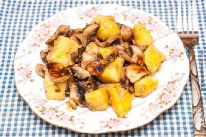 Stewed potatoes with eggplants