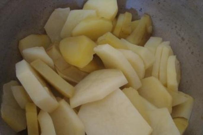 Krompirjeva enolončnica s klobasami Krompirjeva enolončnica s klobasami v pečici