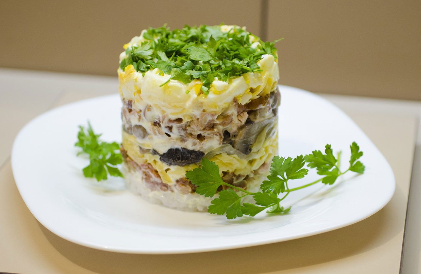 Leckere diätetische Salat mit Hühnerbrust: Rezepte Schritt für Schritt ohne Mayonnaise mit Gemüse, Pilzen und Ei