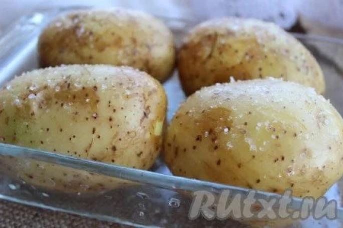 Baked potatoes with cheese Whole baked potatoes with cheese
