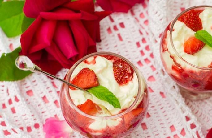 Mascarpone dessert with strawberries from a bee
