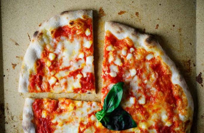 Autentiska neapoliešu pica “Margherita” - recepte ar fotogrāfiju Neapoliešu picas recepte mājās