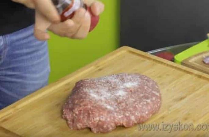 Cheeseburger: the famous recipe is now in home kitchens