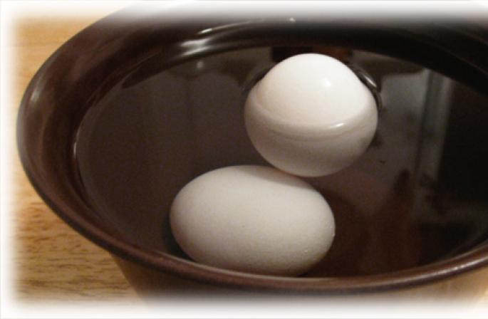 Как правильно хранить куриные яйца: правила, способы, условия и сроки Каким концом хранить яйца куриные