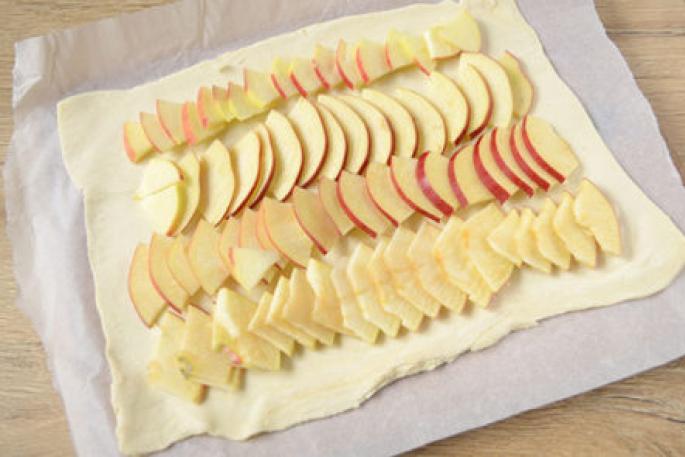 Step-by-step recipe for puff pastry pie with apples