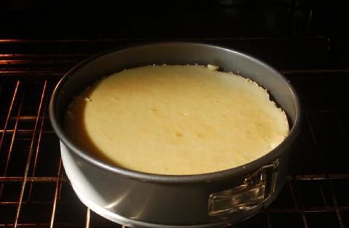 How to bake a biscuit with condensed milk in the oven and slow cooker