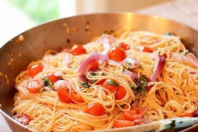 Pasta with cherry tomatoes: tomato flavors