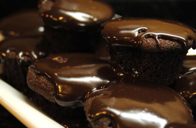 Šokolādes glazūra kakao kūkai ar krējumu