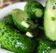 Tūlītēji viegli sālīti gurķi ar zaļumiem un ķiplokiem: kraukšķīgu gurķu receptes