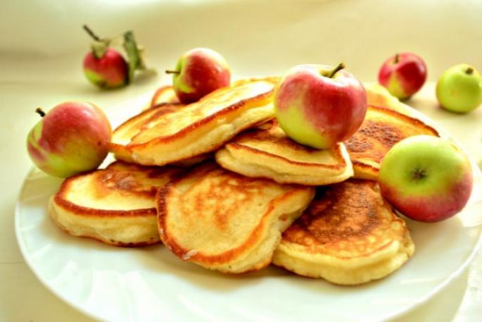 Pfannkuchen mit Äpfeln mit Sauermilch