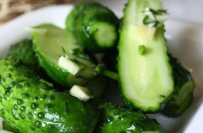 Tūlītēji viegli sālīti gurķi ar zaļumiem un ķiplokiem: kraukšķīgu gurķu receptes