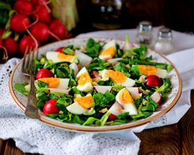 Salatalık ile Yengeç Salatası - her gün ve festival menüler için lezzetli bir kombinasyon Salatalık ile Yengeç Salatası - her gün ve festival menüler için lezzetli bir kombinasyon